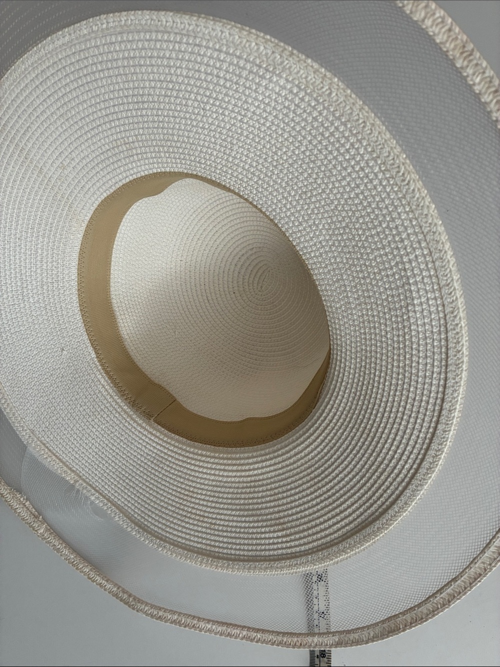 Elegant Women's Cream Sun Hat with Bee Accent - Picture 4 of 6